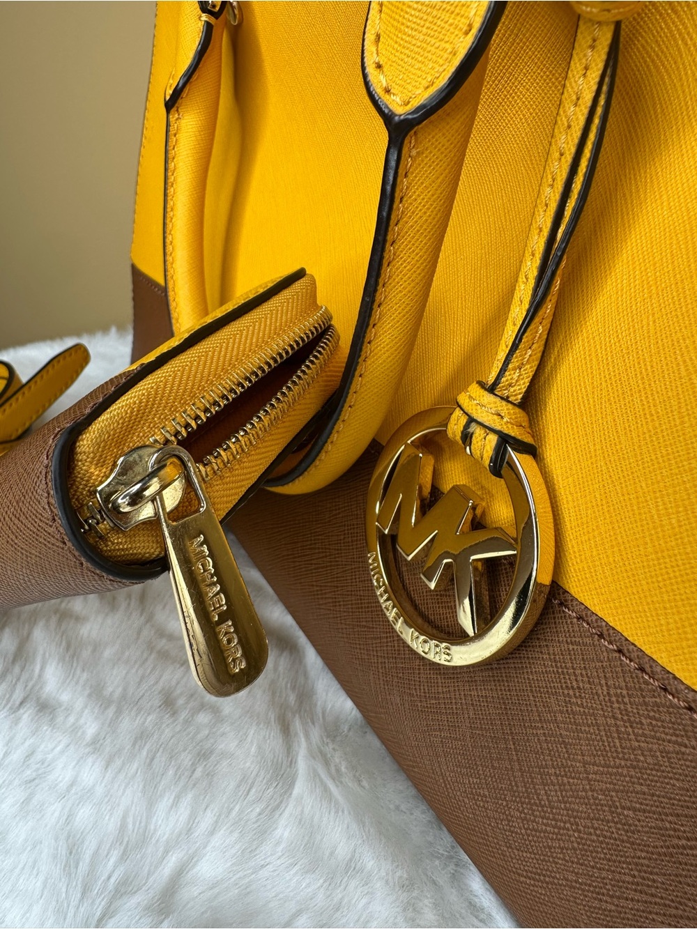 Set Michael Kors Yellow & Brown Saffiano Leather Top Handle Bag & Wallet & Strap - Picture 7 of 16